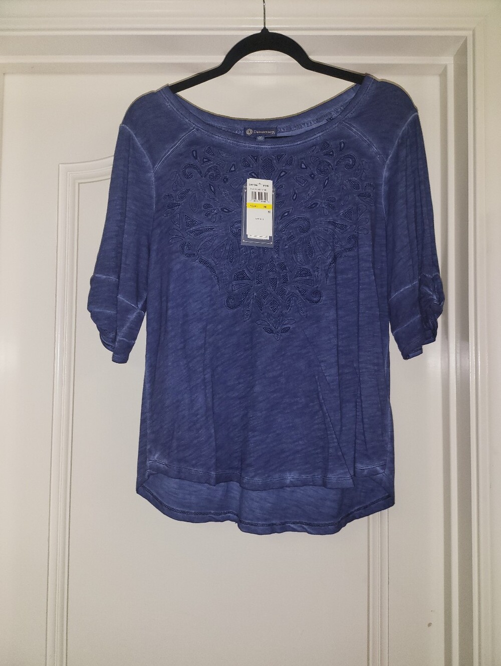 Democracy Indigo Embroidered Scoop Neck Short Sleeve Top Size Medium NWT NEW